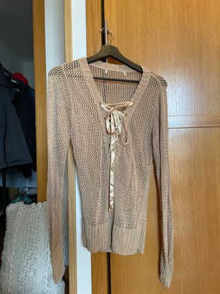 Jersey calado beige con lazo dorado