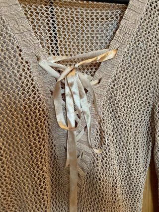 Jersey calado beige con lazo dorado