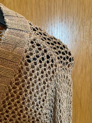 Jersey calado beige con lazo dorado