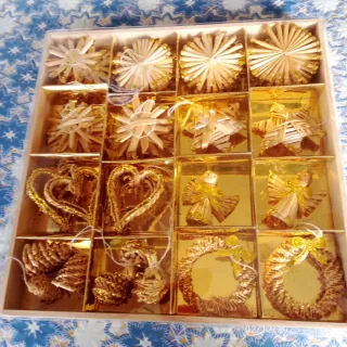 Decorazioni Natalizie in Paglia e Oro