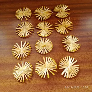 Decorazioni Natalizie in Paglia e Oro