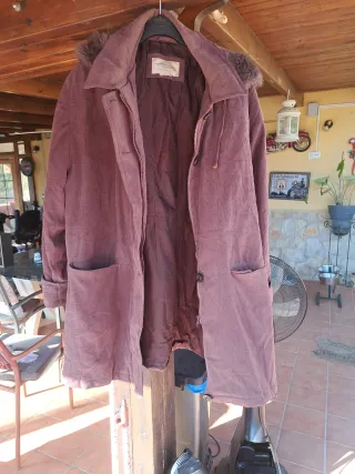 Abrigo marrón con capucha