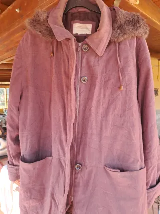 Abrigo marrón con capucha