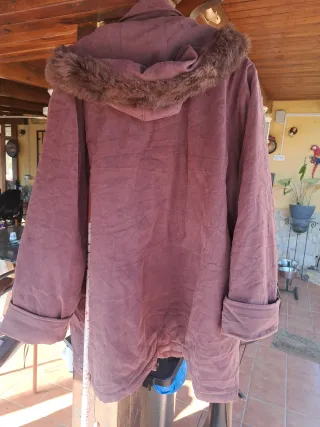 Abrigo marrón con capucha