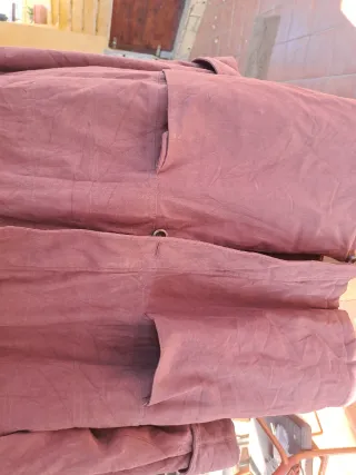 Abrigo marrón con capucha