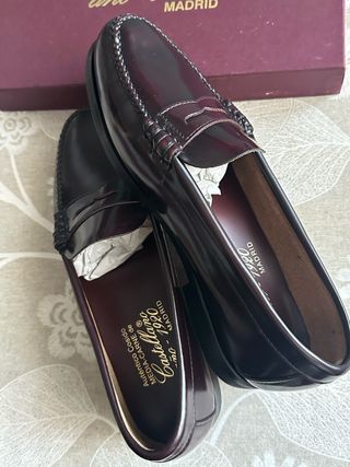 Zapato Castellano Mujer Talla 39. Color burdeos