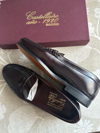 Zapato Castellano Mujer Talla 39. Color burdeos