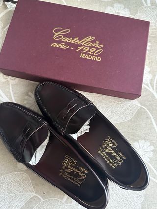 Zapato Castellano Mujer Talla 39. Color burdeos