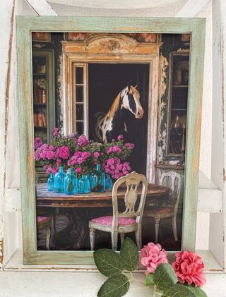 Cuadro verde caballo entre jarrones azules