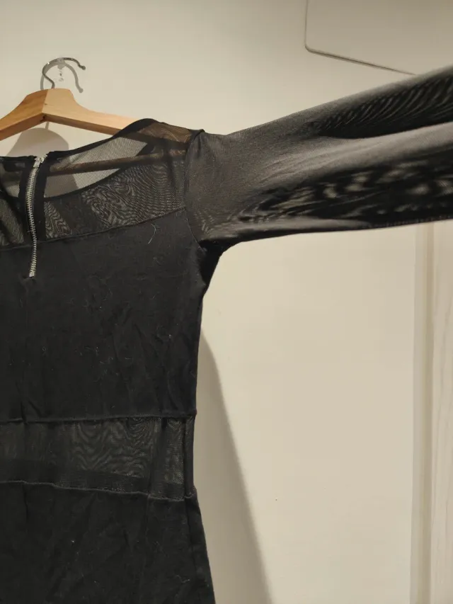 Vestido negro con transparencias