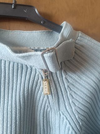 Jersey de punto azul claro.