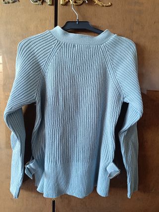 Jersey de punto azul claro.