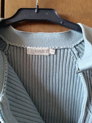 Jersey de punto azul claro.