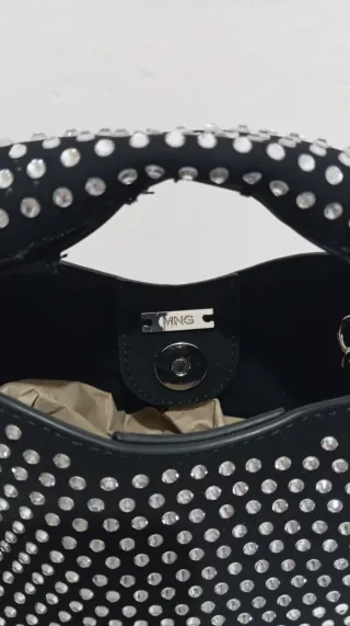 Bolso negro con pedrería plateada