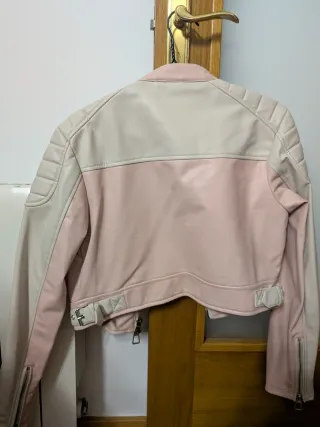 Cazadora Biker Stradivarius Rosa y Blanca