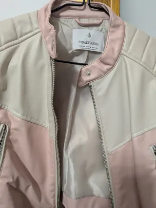 Cazadora Biker Stradivarius Rosa y Blanca