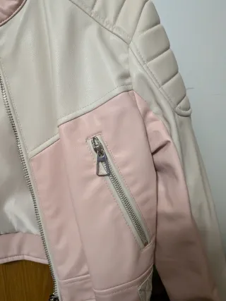 Cazadora Biker Stradivarius Rosa y Blanca