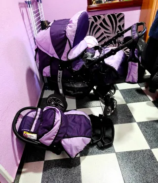 Carrito de bebé y silla de paseo .