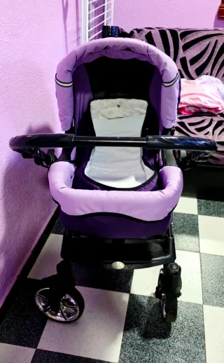 Carrito de bebé y silla de paseo .