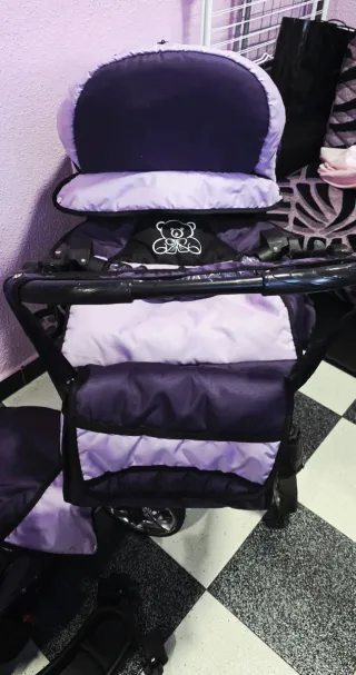 Carrito de bebé y silla de paseo .