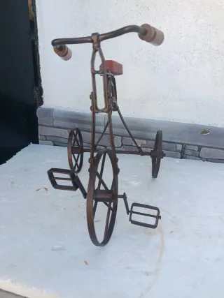 Triciclo decorativo pequeño