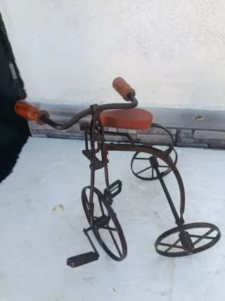 Triciclo decorativo pequeño
