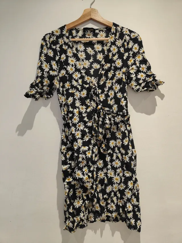 Vestido negro con estampado de margaritas