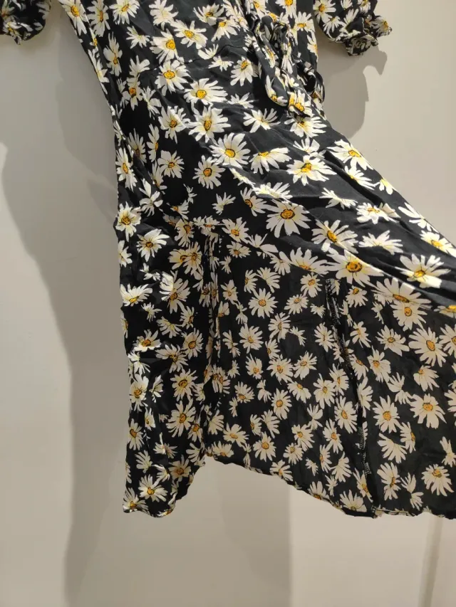 Vestido negro con estampado de margaritas