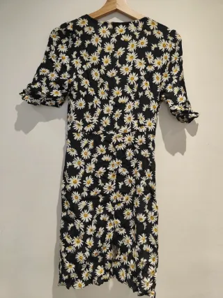 Vestido negro con estampado de margaritas