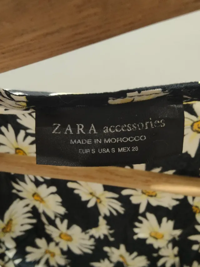 Vestido negro con estampado de margaritas