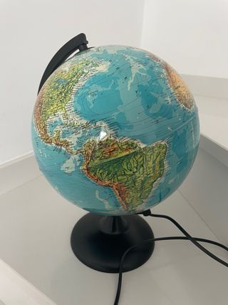 Globo terráqueo con luz