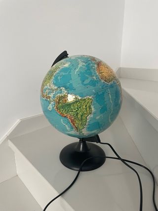 Globo terráqueo con luz