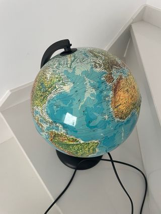 Globo terráqueo con luz