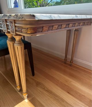 Mesa de mármol con base dorada