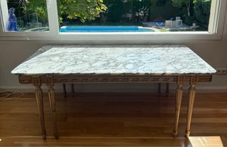 Mesa de mármol con base dorada