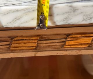 Mesa de mármol con base dorada