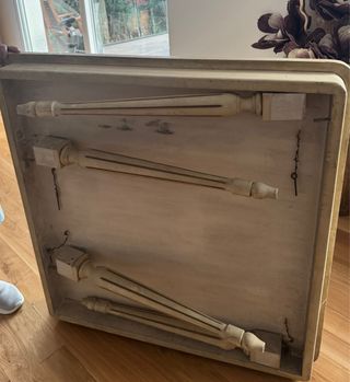 Mesa de mármol con base dorada