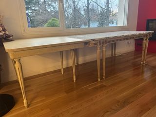 Mesa de mármol con base dorada