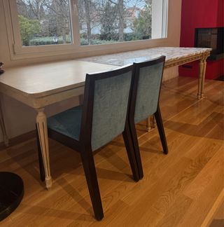 Mesa de mármol con base dorada