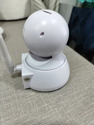 Cámara de vigilancia blanca