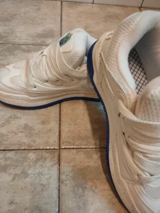 Bershka Zapatillas Blancas con Logo S Morado