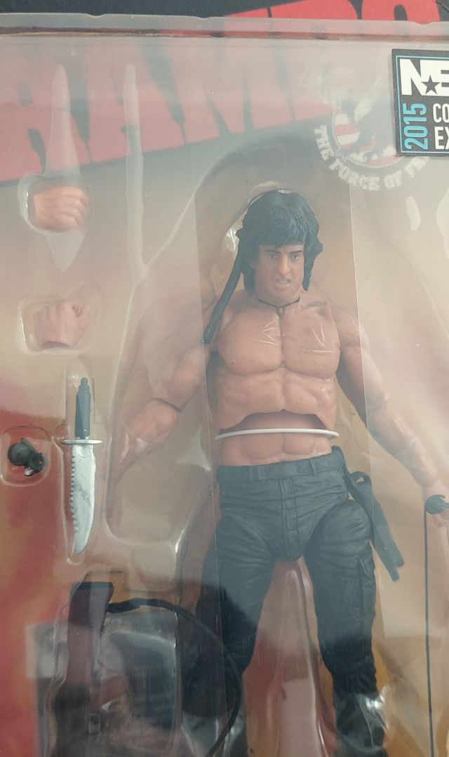 RAMBO FIGURA EN CAJA NECA CONVENTION STALLONE