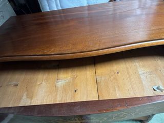 Cómoda antigua de madera con marquetería