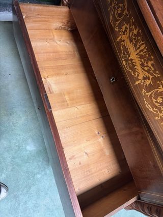 Cómoda antigua de madera con marquetería