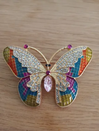 Broche mariposa dorado con pedrería