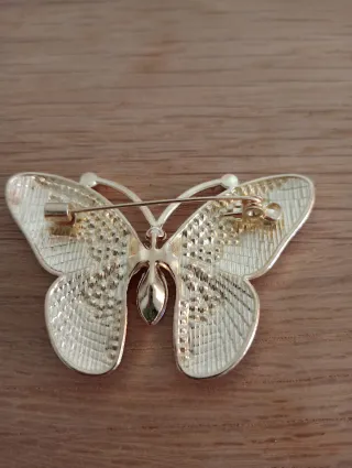 Broche mariposa dorado con pedrería