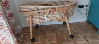 Cuna moisés de mimbre con ruedas