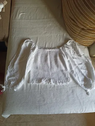 Crop top blanco manga abullonada