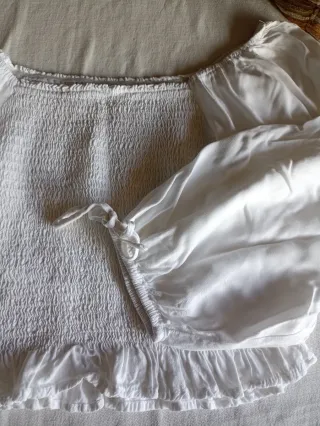 Crop top blanco manga abullonada