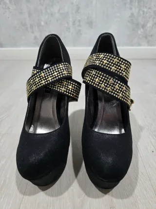 Zapatos de fiesta negros con tacón y adornos dorad